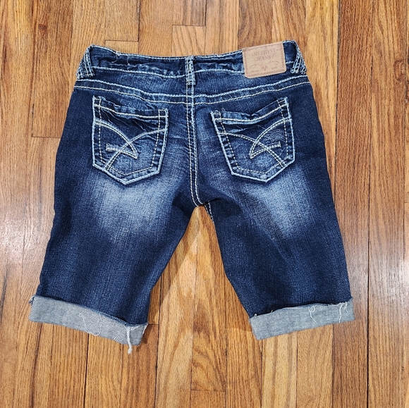 Amethyst jeans size 5 Bermuda Shorts Dark wash Lots of stretch! - Picture 2 of 9